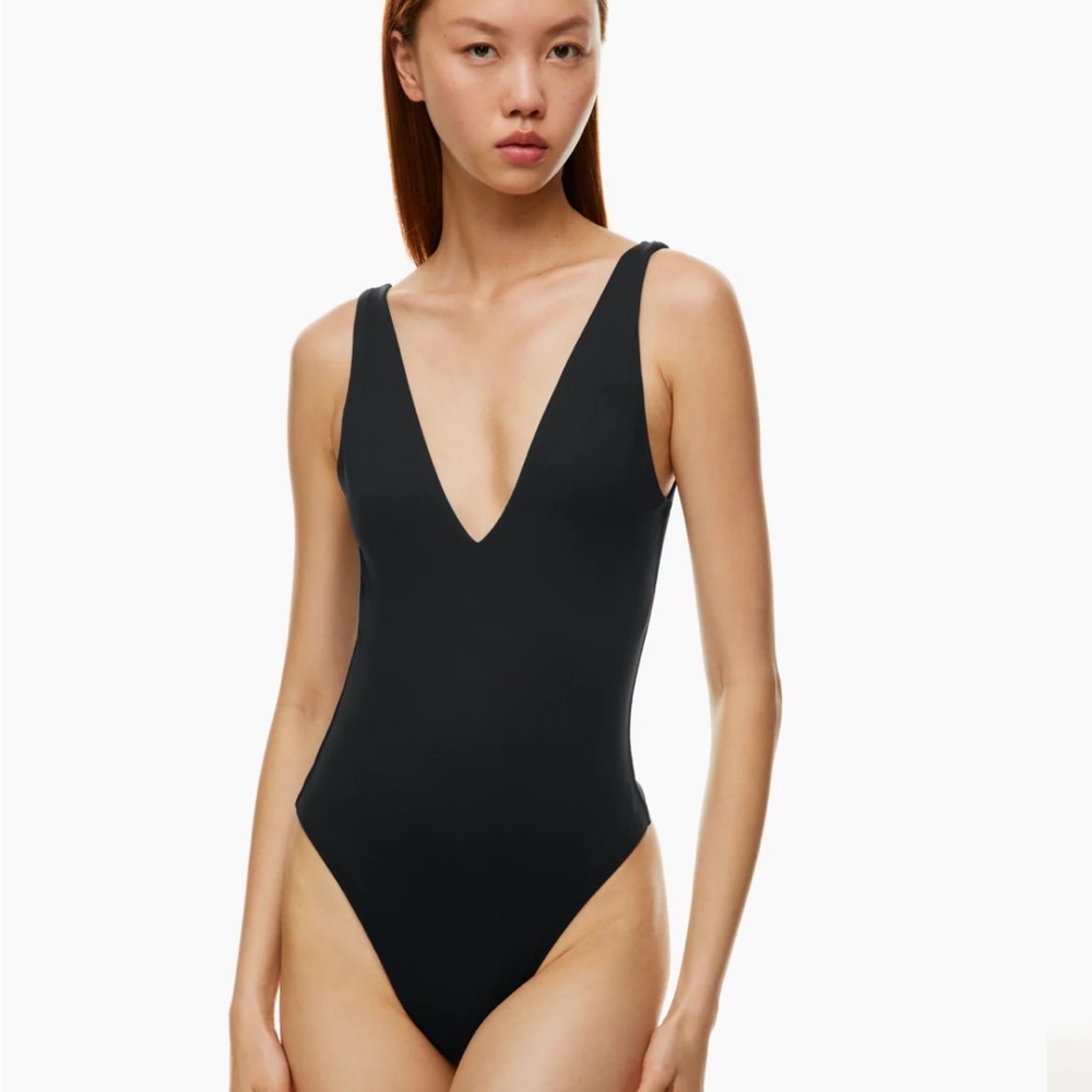 Aritzia Babaton Contour V-Neck Bodysuit